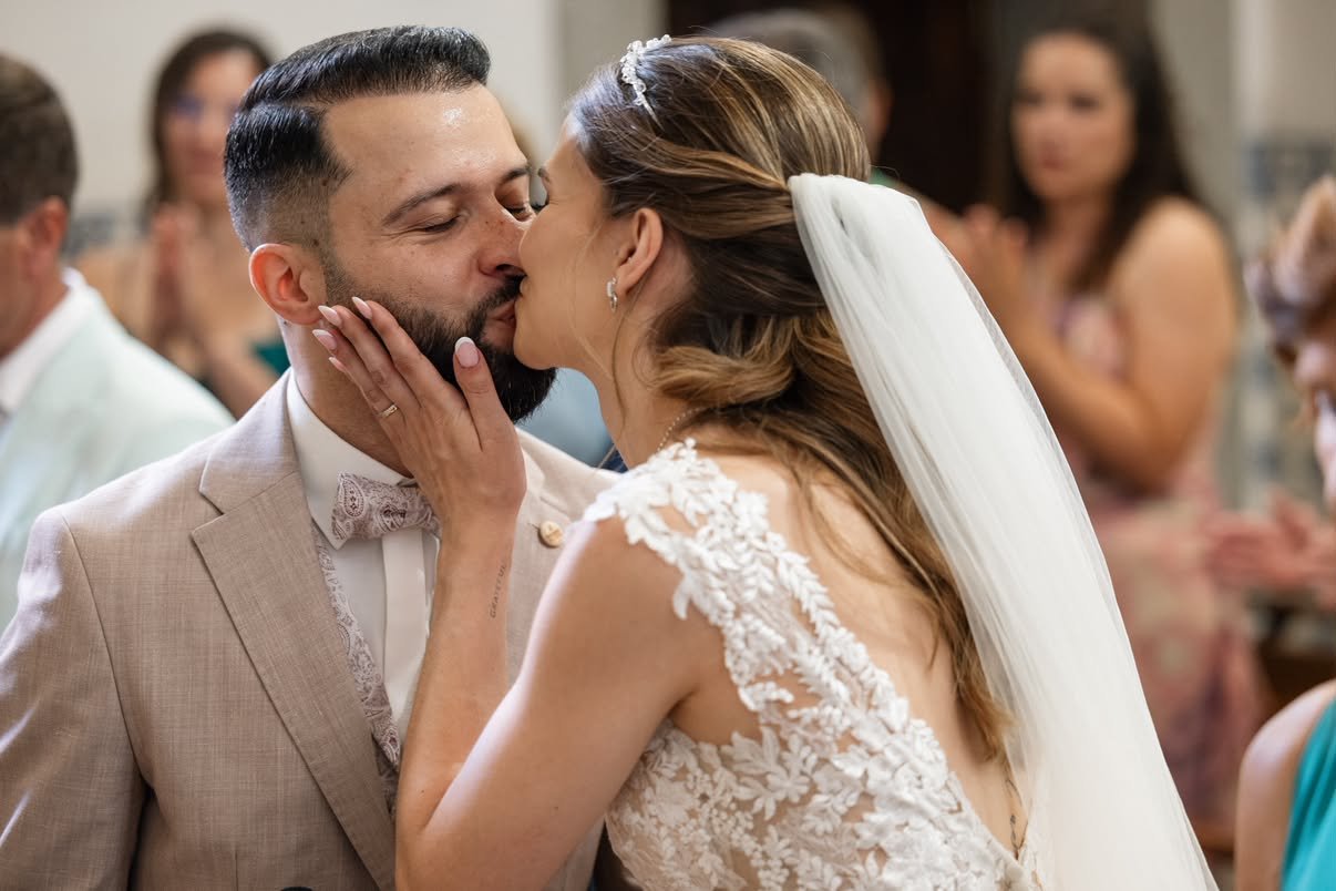 noivos no altar noiva beija noivo na cara