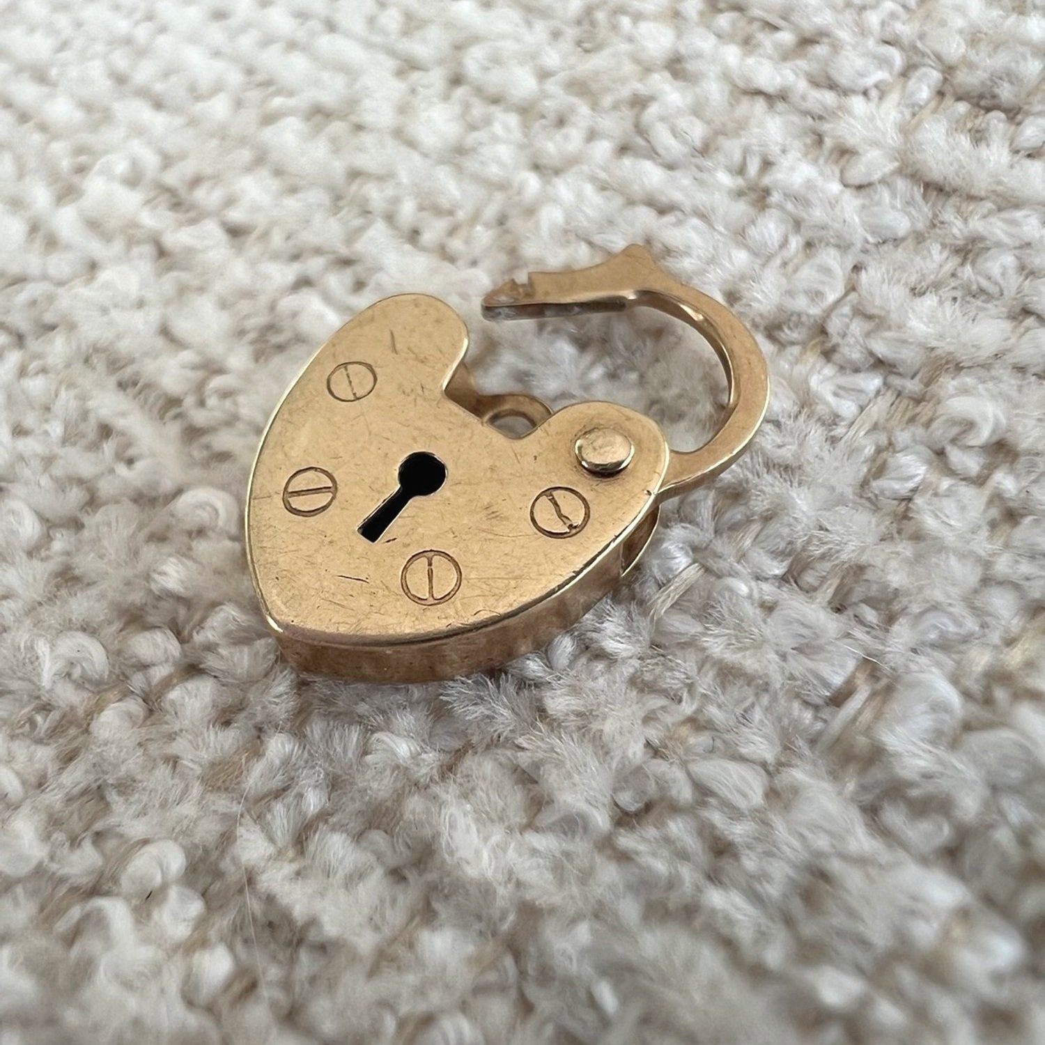 9k Yellow Gold Victorian Heart Lock Clasp Charm