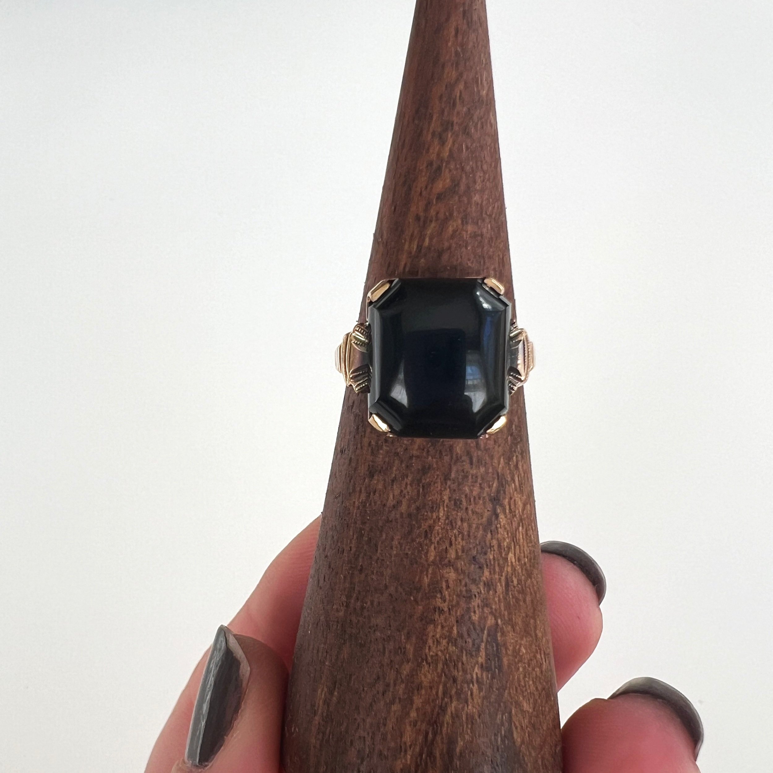 Vintage Black onyx cabachon yellow gold ring size 6.5