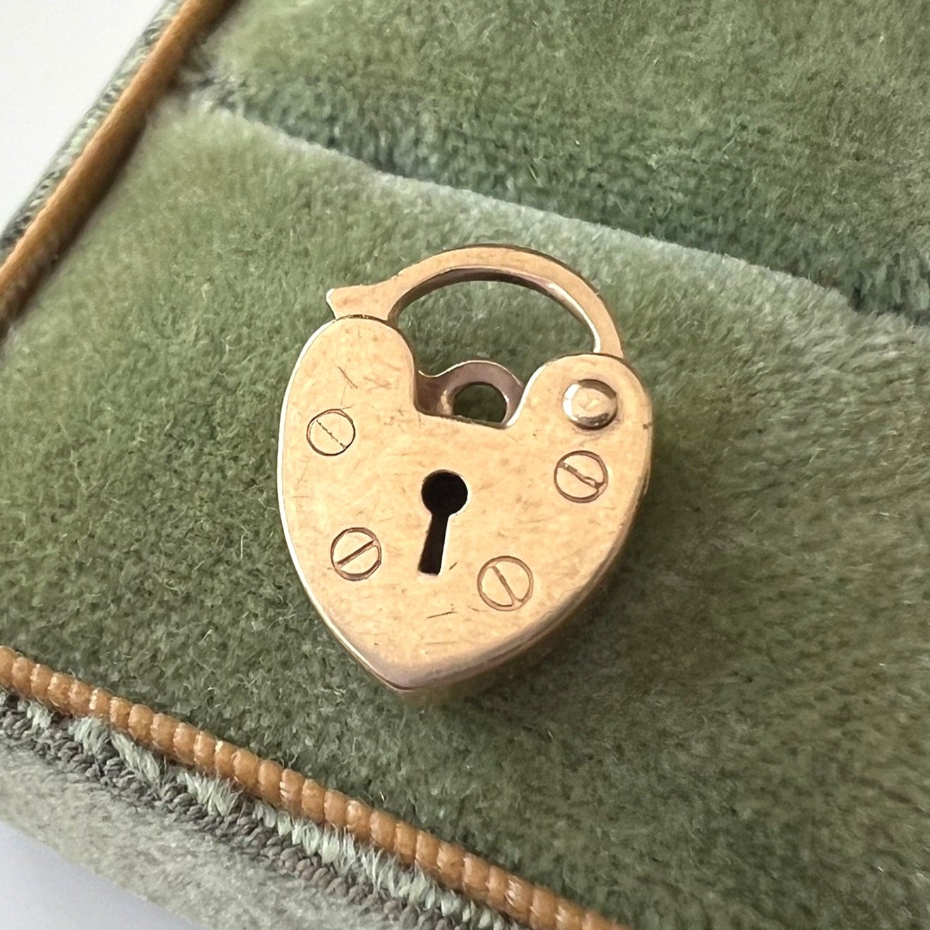 9k Yellow Gold Victorian Heart Lock Clasp Charm