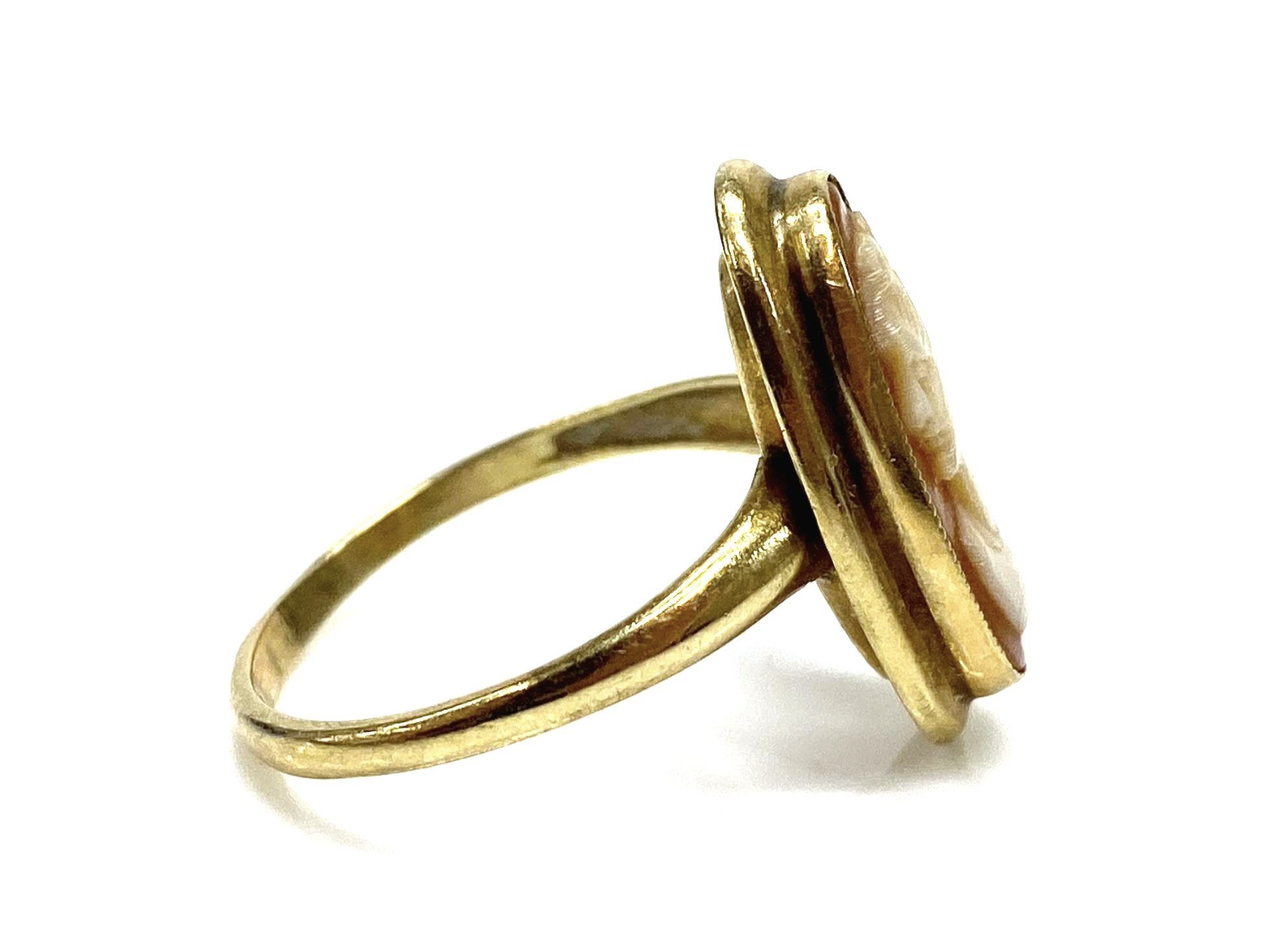 Cameo Ring Yellow Gold4.png