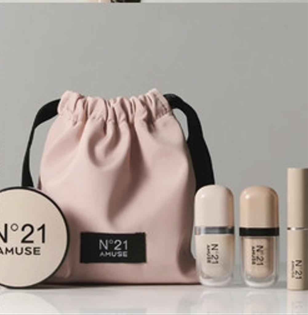 N°21 × AMUSE: When Italian Minimalism Meets Korean Glow