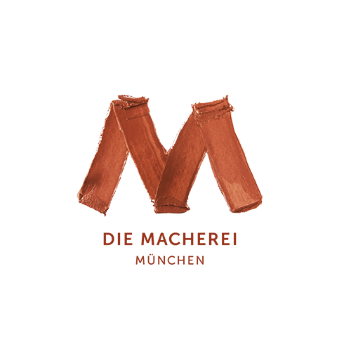 Ein brennendes Zelt in einer Wüstenlandschaft bei Sonnenuntergang.