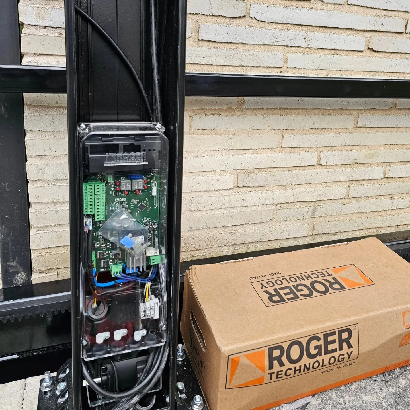 @roger_technology TW90 In post motor. These concealed motors hide inside your sliding gate support post for a minimalist look while still maintaining all the functionality of a high-quality high power brushless gate motor! 

Contact us today for a qu