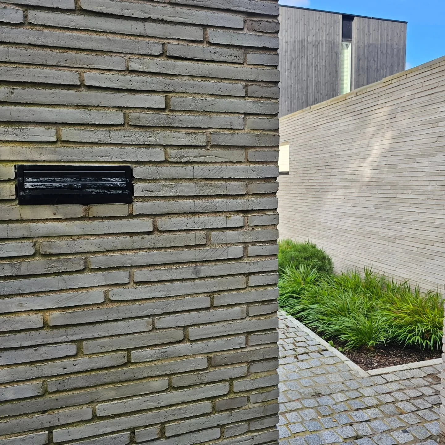 Install photos of the lovely Doorbird D2101KV in Raven Polar Black. 

This IP Video intercom allows multiple options for access control. See and talk to your visitors, control your electric gate or pedestrian gate all from your mobile phone from anyw