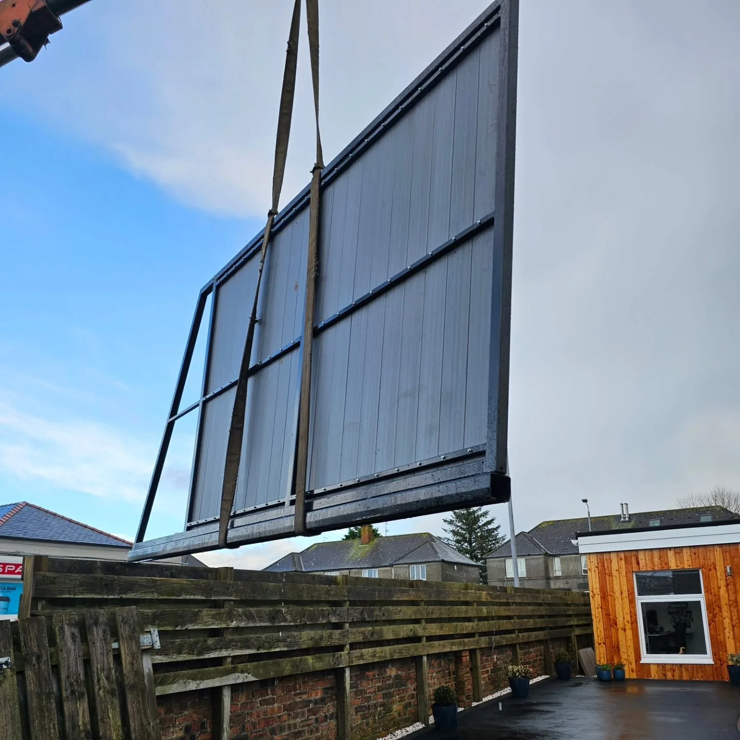 Fresh install of this lovely composite cantilever sliding gate! 

Contact us today for a free quote, we offer competitive fixed price packages to cater for all budgets! 

#electricgates #accesscontrol #scotland #automation #security #homesecurity #ho