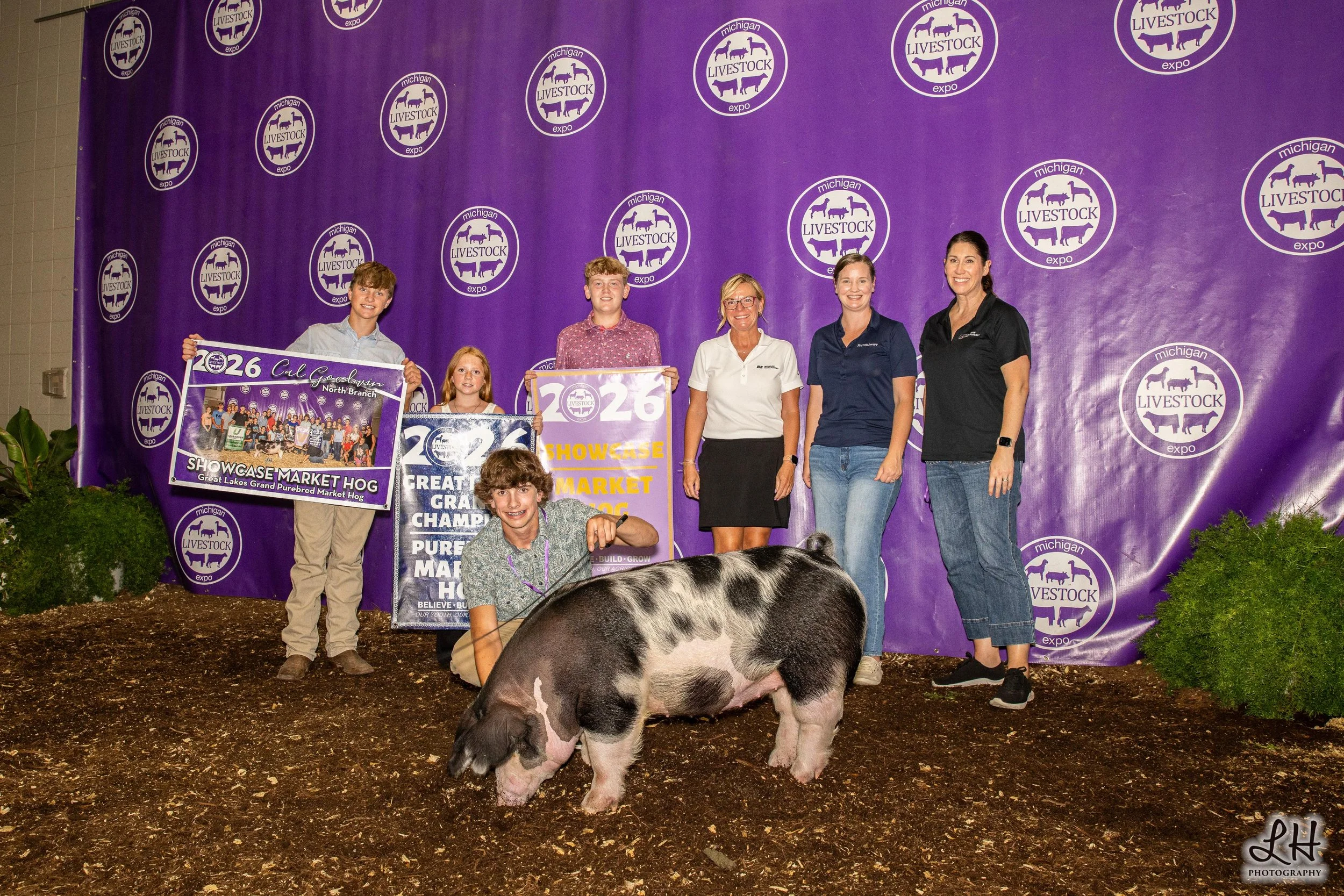 Saleabration Backdrop photo with Cal Goodwin, buyers and Great Lakes Grand Purebred Market Hog 2026