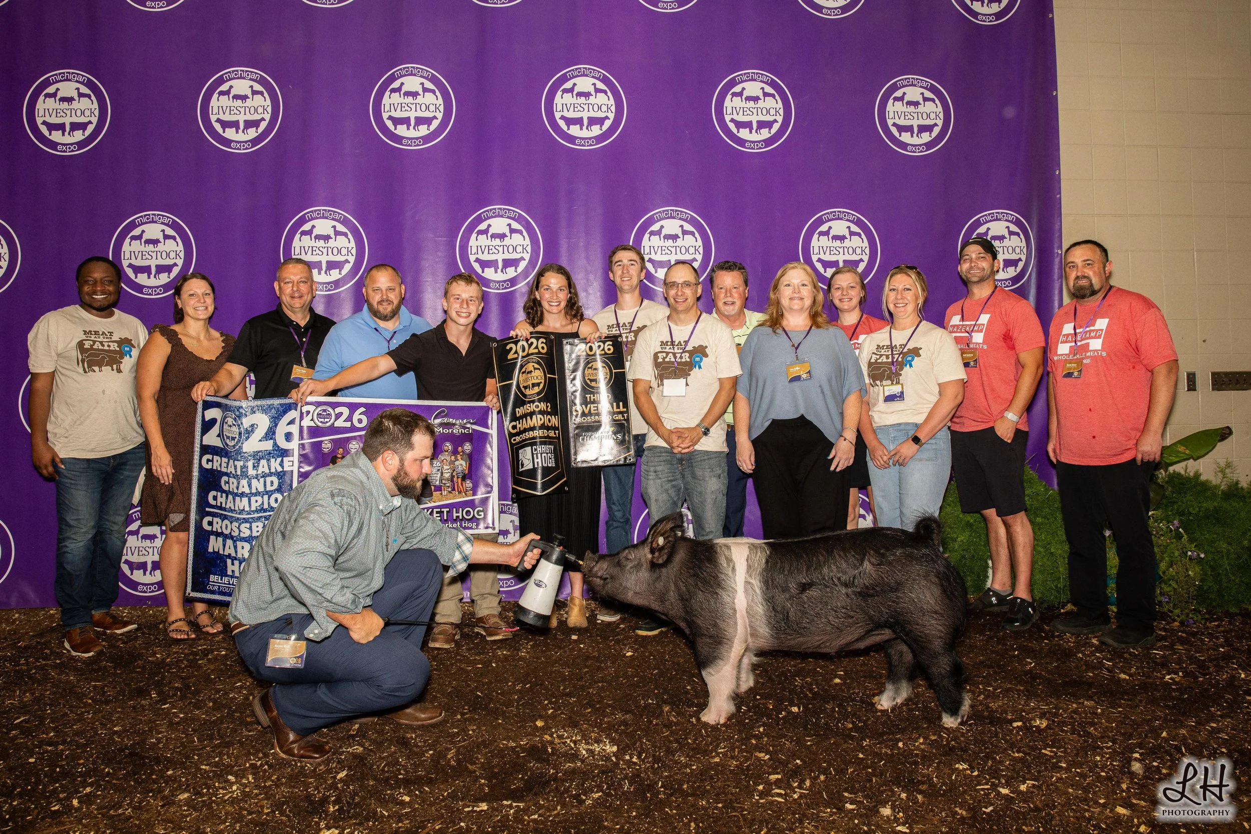 Great Lakes Grand Crossbred Market Hog shown by Isaac Conn at Saleabration with buyers