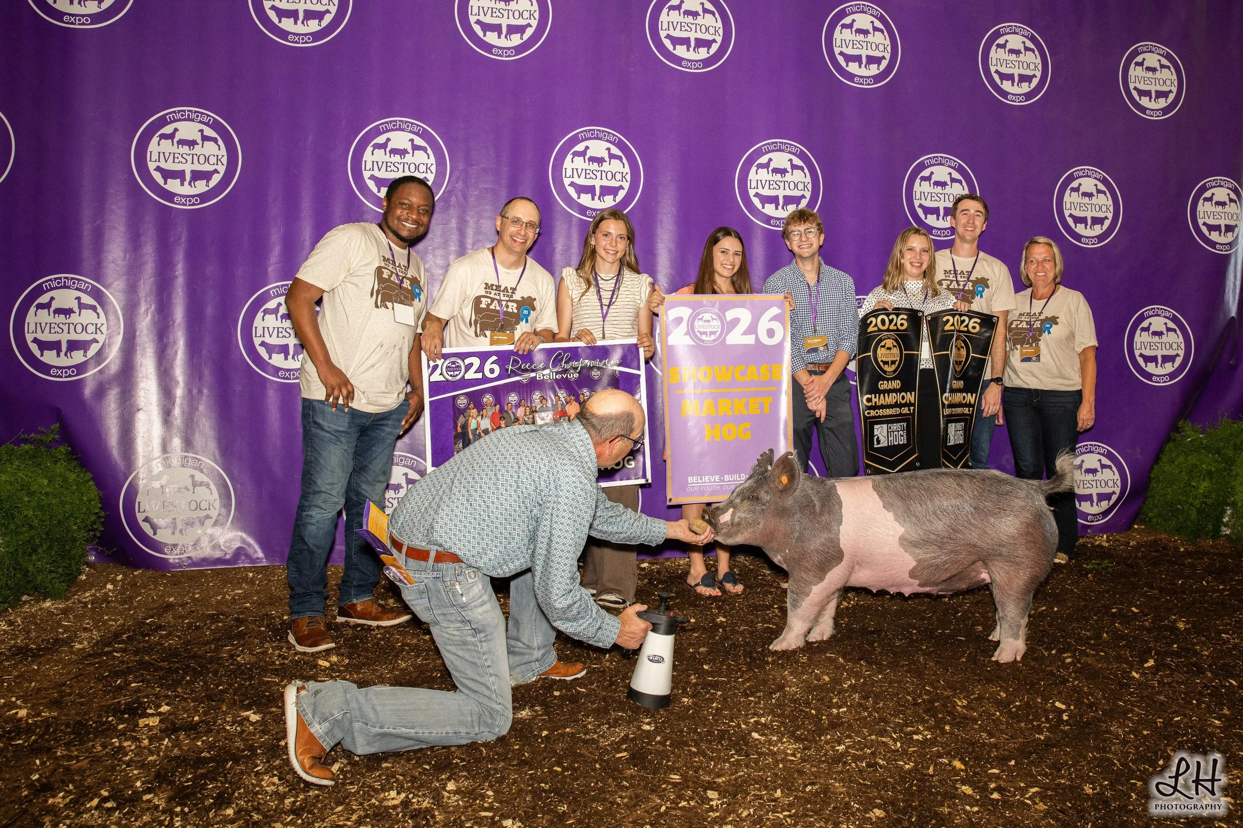 Saleabration backdrop photo with Reece Chapman, Buyers and Showcase Market Hog 2026