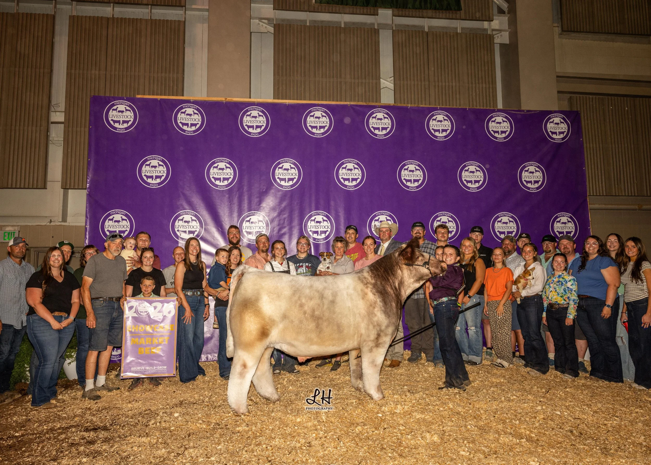 Showcase Market Beef backdrop photo shown by Addison Dahms 2026
