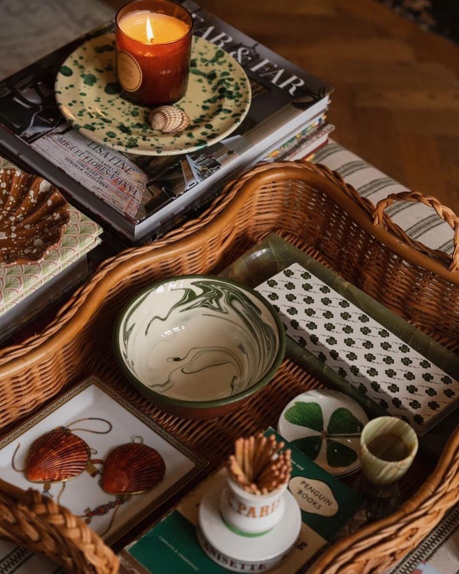 We are thoroughly enjoying the festive inspiration that&rsquo;s arriving in our inbox! Which has made us curious to know if anyone has put up their Christmas tree yet? It&rsquo;s safe to say it&rsquo;s on our minds&hellip; 🤭🎄✨ 

Pretty coffee table