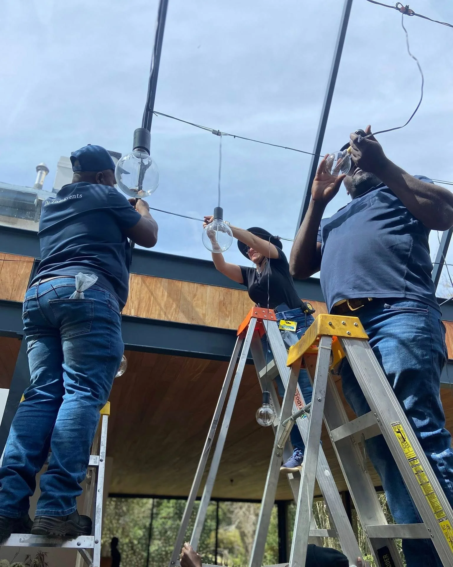 Behind the scenes of a light installation at @foresthallestate 

I call it teamwork...
The guys call it: "Please finish playing with the lights so we can paint the dance floor".🤣🤭

#behindthesceneslife #weddingsetup #lightinstallation #du