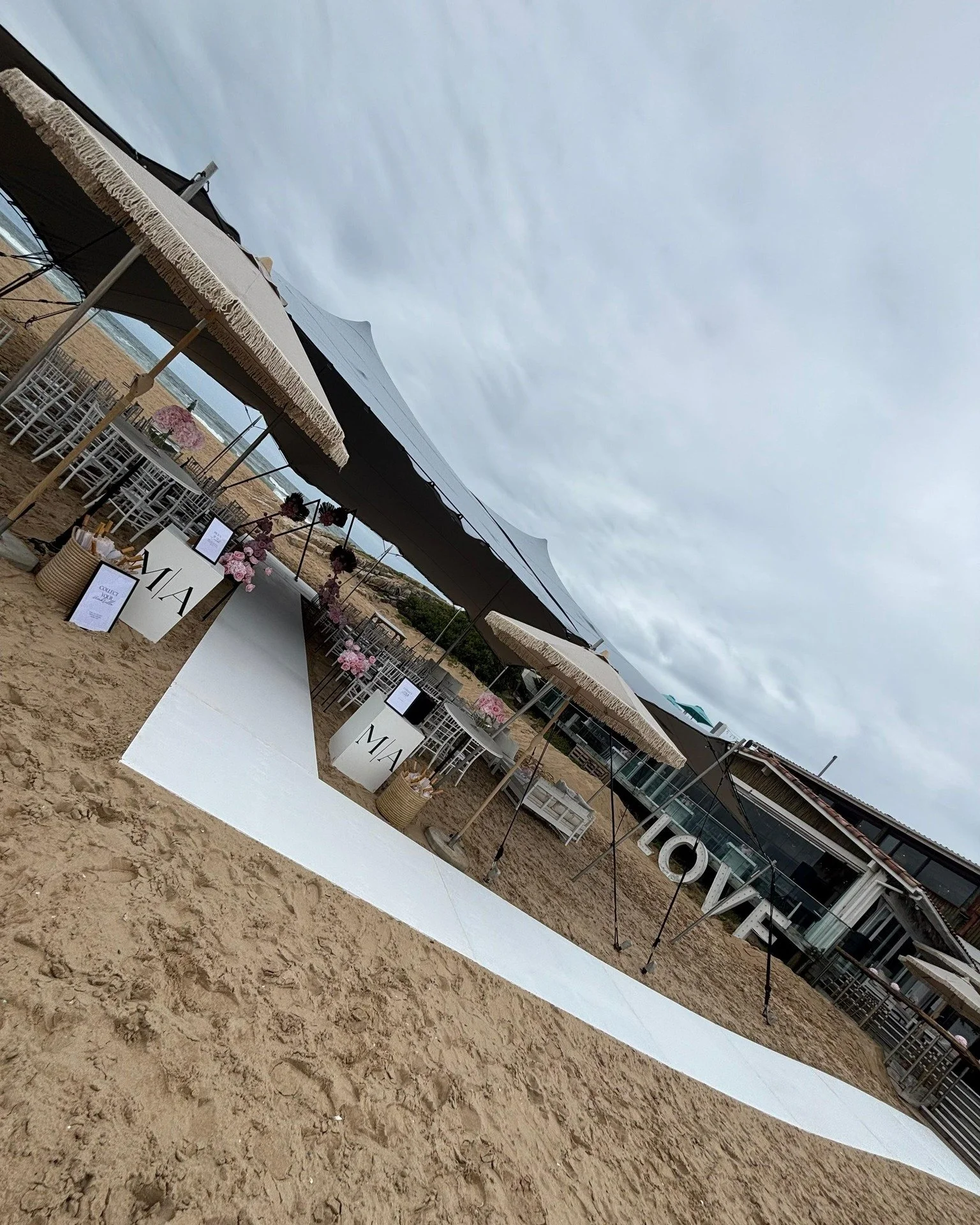 Two of my favorite things: Outdoor Ceremonies and Pink Hydrangeas!

Our beautiful wooden aisle kept the bride&rsquo;s shoes sand free as she walked to her forever love.

Venue: @grandafricaplett 

#woodenaisle #beachceremony #dutoitevents #gardenrout