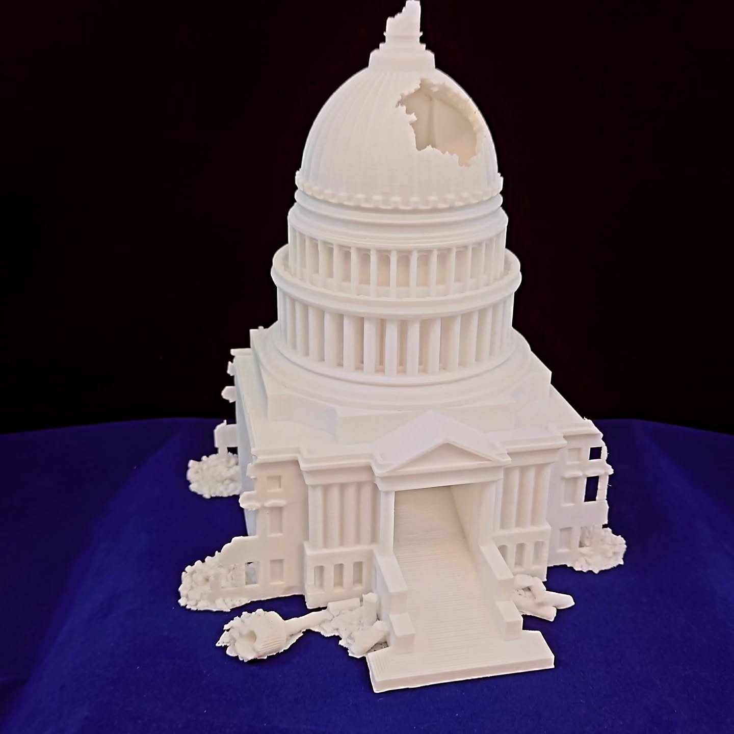 🎲✨ Ensiesittelyssä kolme ainutlaatuista noppatornia, jotka on suunniteltu ja muokattu Toyfixin tonttupajassa! Jokaisella tornilla on oma tarinansa ja inspiroiva esikuvansa:
1️⃣ Grey House of Washington – Tämä torni sai innoituk