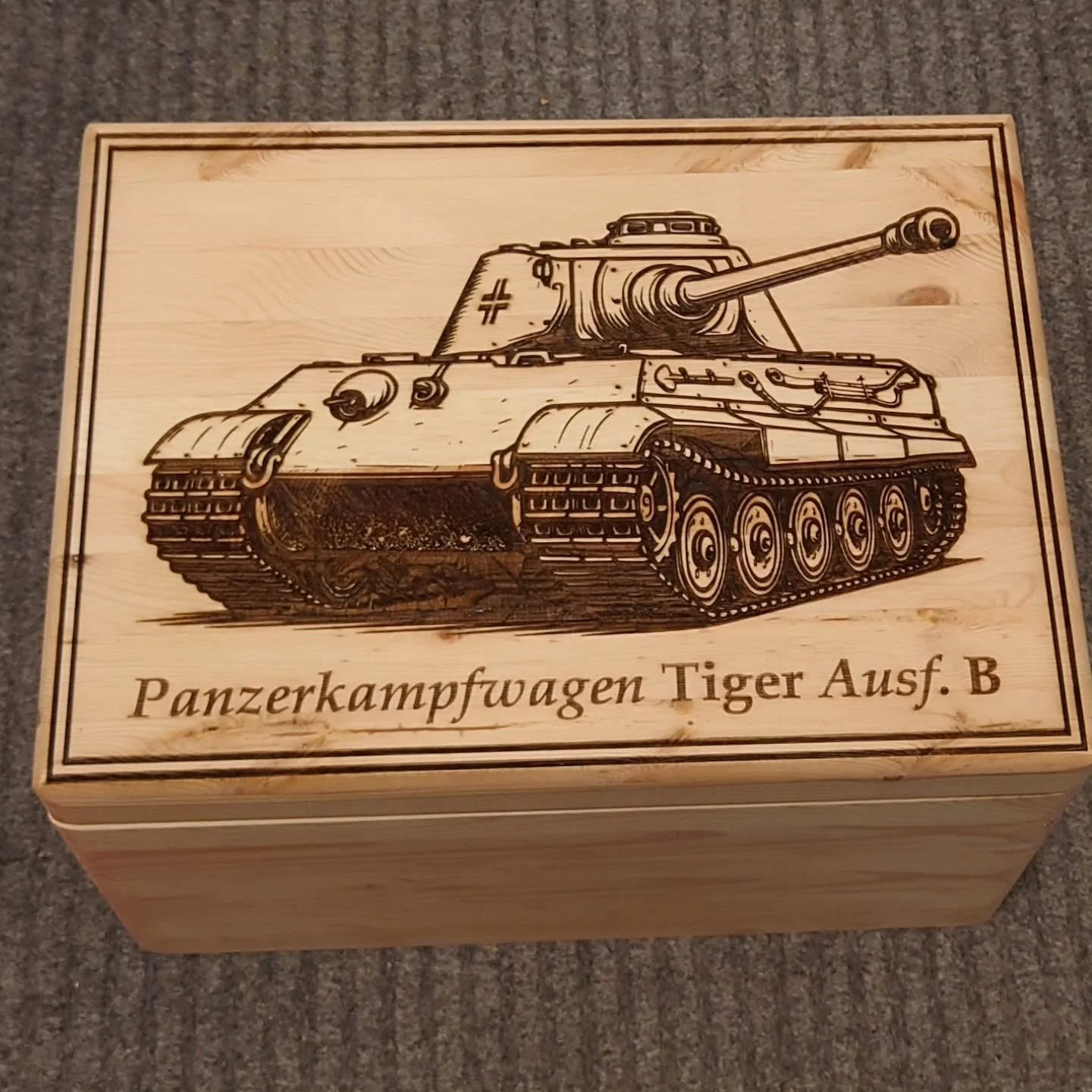Mäntylaatikoita, joiden kanteen kaiverrettu kuva-aiheita. Laatikon vetoisuus 19 litraa. Kaiverran kanteen minkä tahansa asiakkaan toivoman kuvan tai tekstin. Tyylikkäästi ja taiteellisesti. Jos kiinnostuit, ota yhteyttä!