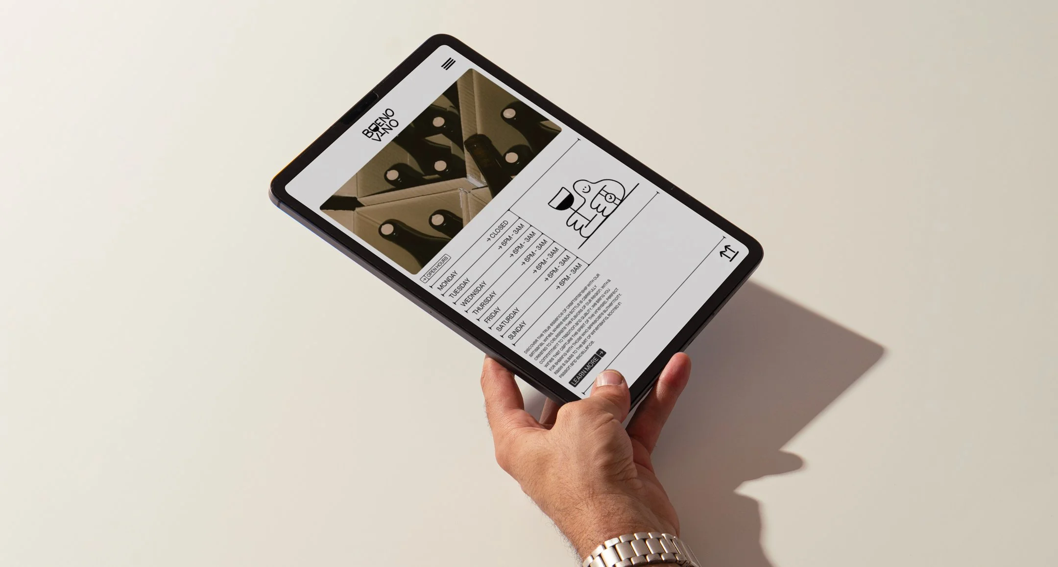 Une main tient une tablette affichant une page web avec un calendrier de fermeture hebdomadaire, une illustration d’un animal et quelques instructions ou texte en bas.