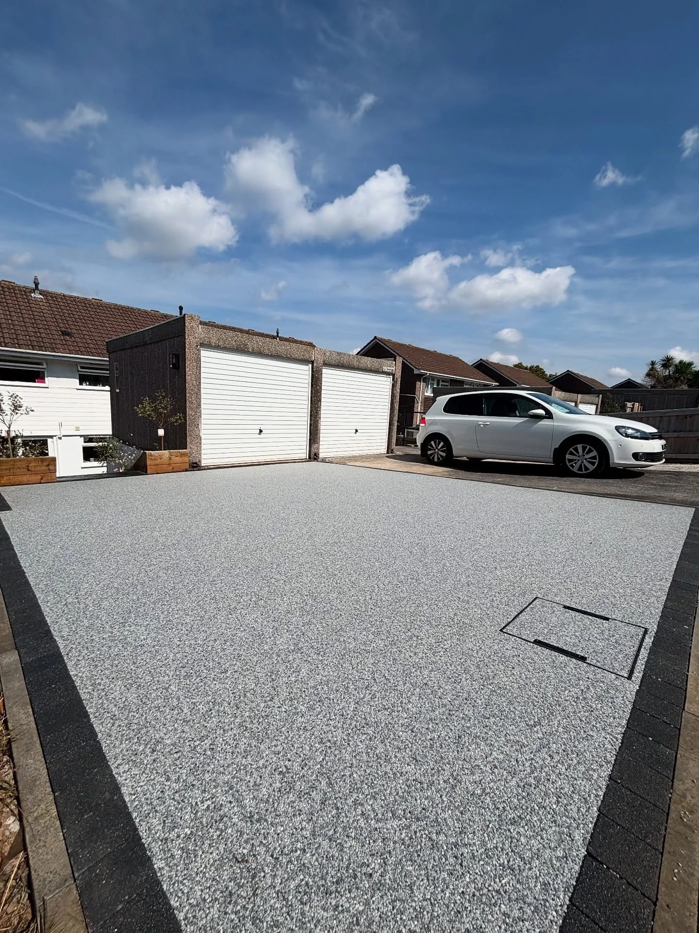 Resin bound driveway ✨ Before &rarr; After 😳

What an unbelievable transformation this is! Not only has this increased the value of this home and made it far more usable and convenient, it&rsquo;s also the most environmentally friendly surfacing cho