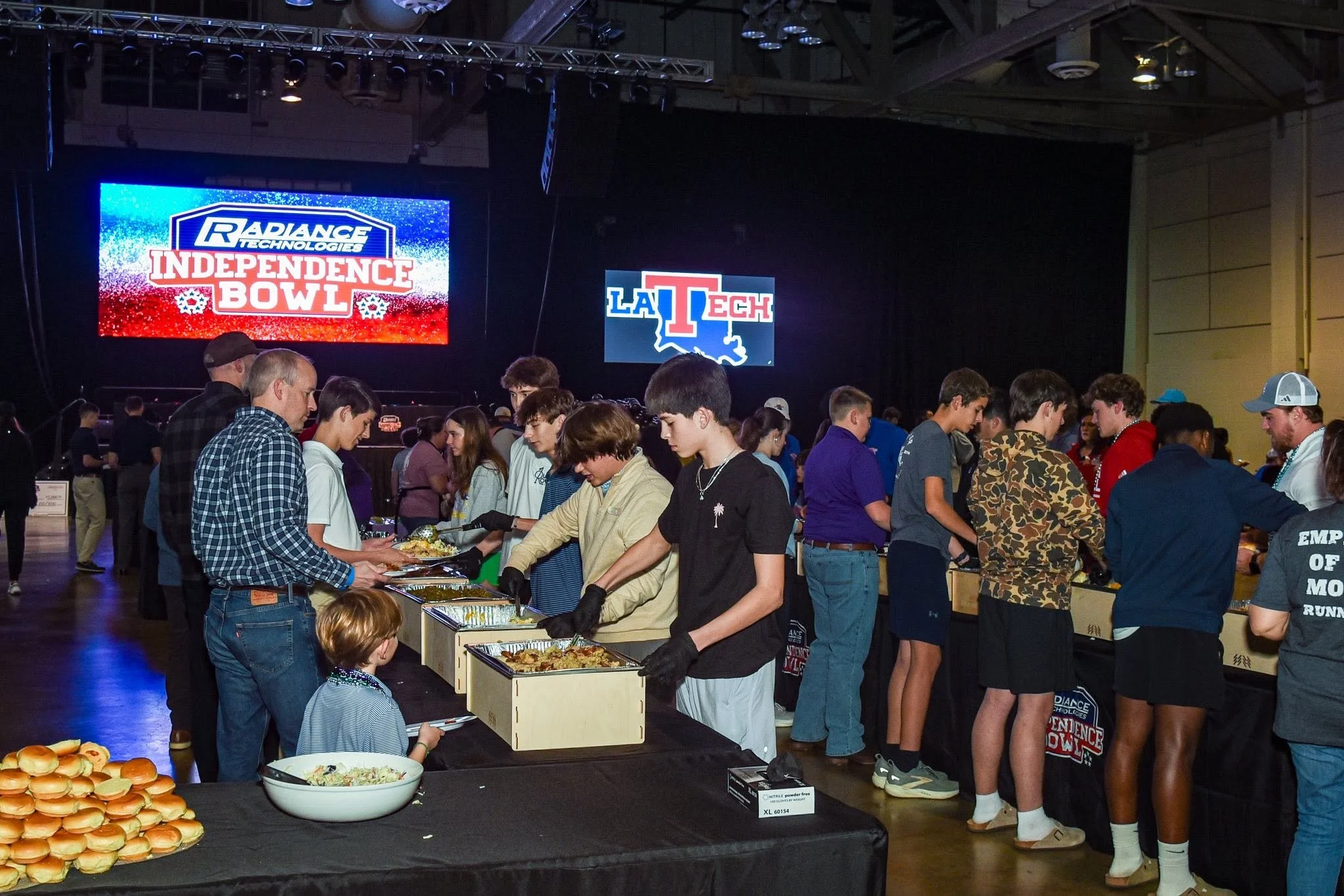 How to Create an Efficient Food Service Line at a Large Event