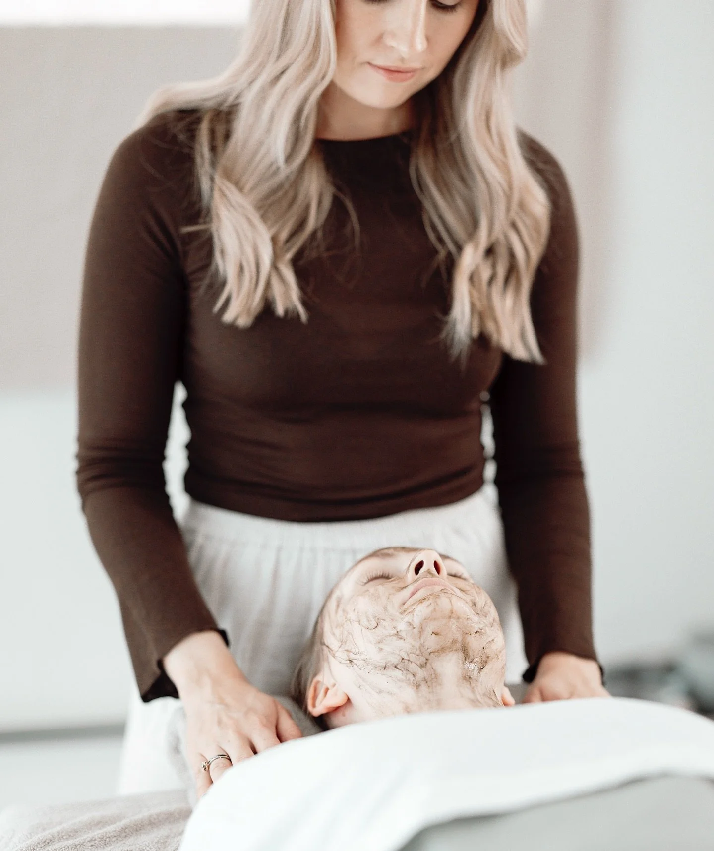 En holistisk oase hvor du kan finne ro, et pusterom og finne balansen i hverdagen🦋 
Holistisk helhetlig velvære for deg og din helse🧚🏻 
✨ Massasje for å løse opp i spenninger
✨ Naturlig hudpleie som gir deg glød 
✨ Yoga