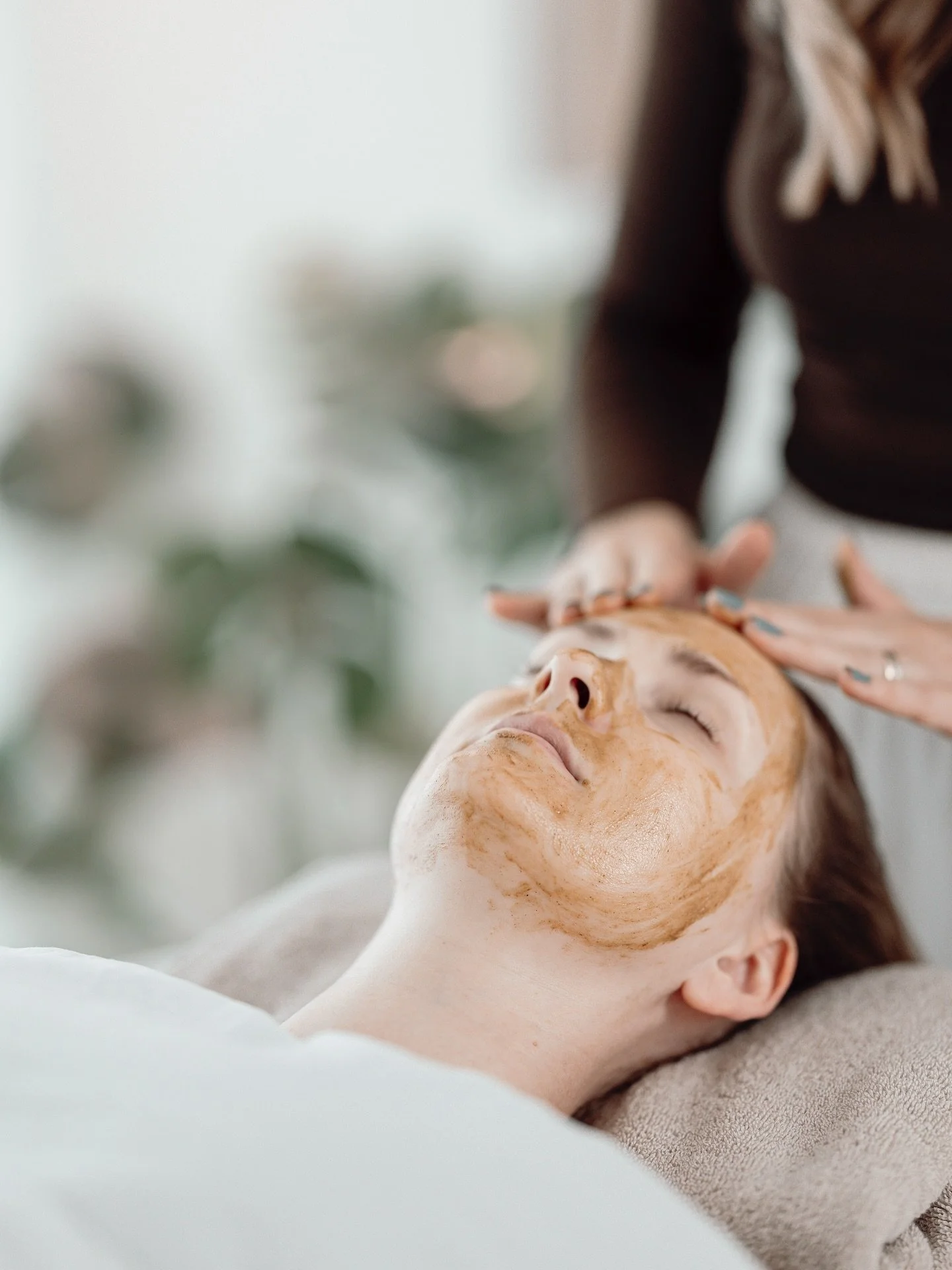 🌟INTRODUKSJONSBEHANDLING til 900kr (verdi 1270 kr) 
 🌻 Er du nysgjerrig? Jeg har satt sammen en helt spesiell 75 min introduksjonsbehandling hvor du kan oppleve litt av alt som Ro Fredrikstad tilbyr til introduksjonspris🤍 
🌿Behandlingen best&ar