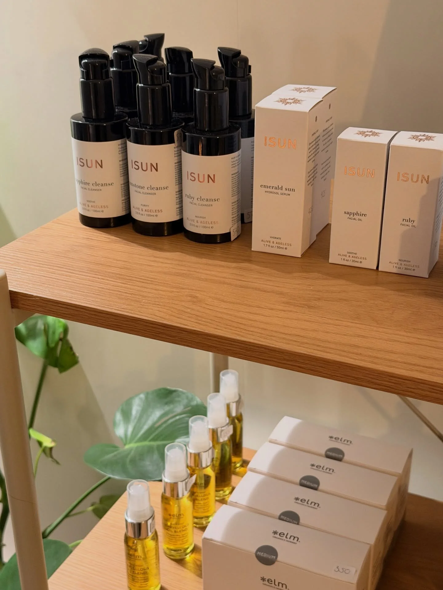 Kundedag 💫❤️ 

20 % p&aring; alt fra Isun og 25 % p&aring; alt fra Elm Organics 🎄 
Alle behandlinger som bookes idag gis med 25 % avslag💫 Kommer du innom &aring; handler eller booker behandling i dag er du med i trekningen av 1 gratis velv&aelig;r