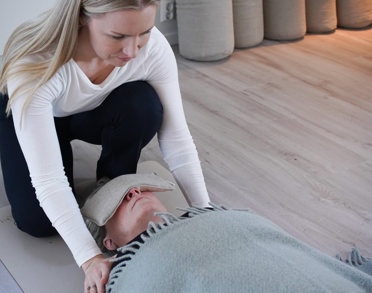 Tusen takk til hver og en av dere som har delt stillhet, smil, latter, dype pust og st&oslash;ttet min lille bedrift i 2025💫 Dere er hjertet i alt jeg gj&oslash;r! Takk for at dere gj&oslash;r det mulig for meg &aring; utvikle Ro Fredrikstad 🩷 Et s