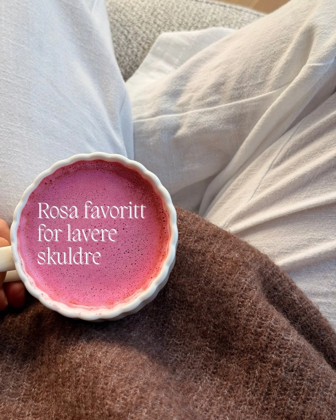 Lun vinterdrikk for ro &amp; ayurvedainspirasjon ✨

🩷Varm forsiktig 3 dl melk
🩷Ha 1 ss r&oslash;dbetepulver (eller 3 ss juice), &frac14; ts ekte vanilje, &frac14; ts malt ingef&aelig;r, &frac14; ts kardemomme (jeg bruker Helios) i en blender sammen