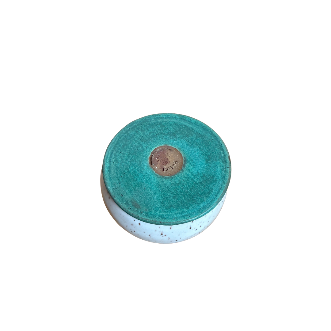 green lid crock top view.png