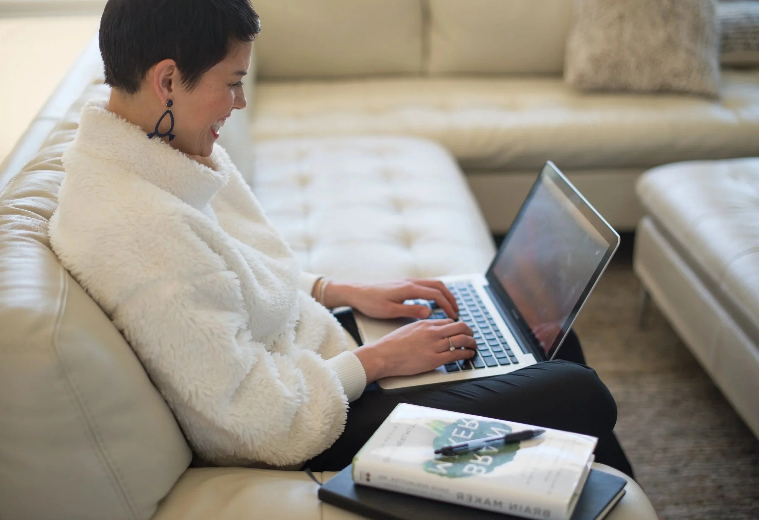 Erica Ballard doing an online mediumship reading