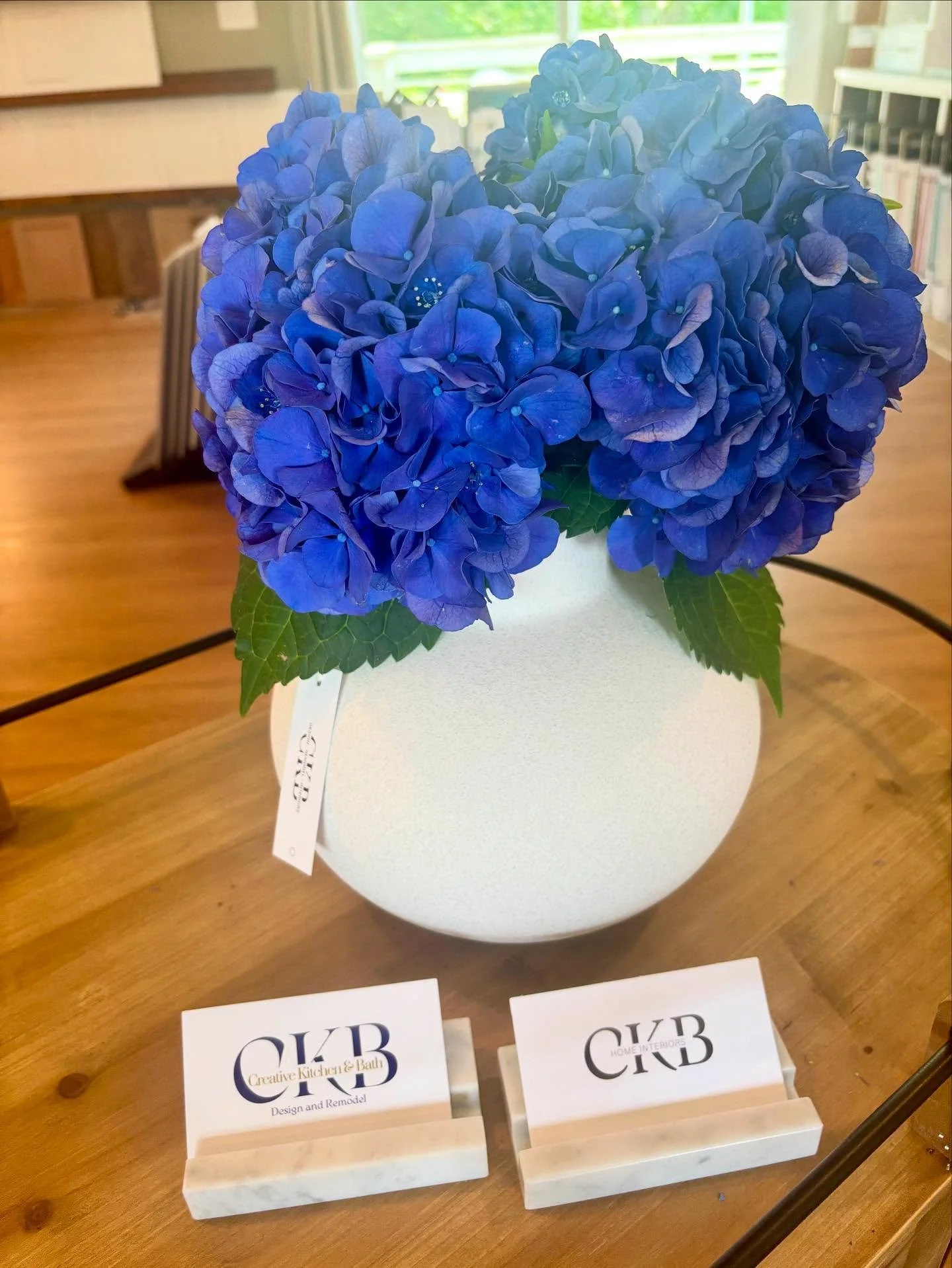 It&rsquo;s the little things in life! Fresh flowers.. picked right from the studio&rsquo;s yard!
&bull;
&bull;
#itsthelittlethings #flowers #freshflowers #boquet #hydrangeas #bluehydrangea #freshcut #pamlico #makesmesmile