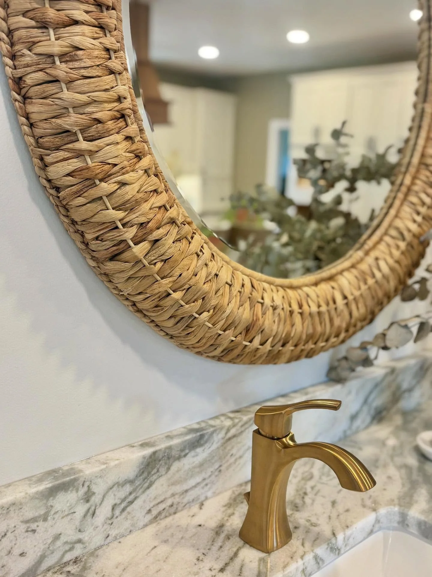 Love this Seagrass Mirror! 

Get it here at CKB Home Interiors!

#seagrass #seagrassmirror #mirror #decorativemirrors #vanitymirror #coastalhomedecor #coastal #cozy #chic #coastalcozychic #pamlicocounty #enc