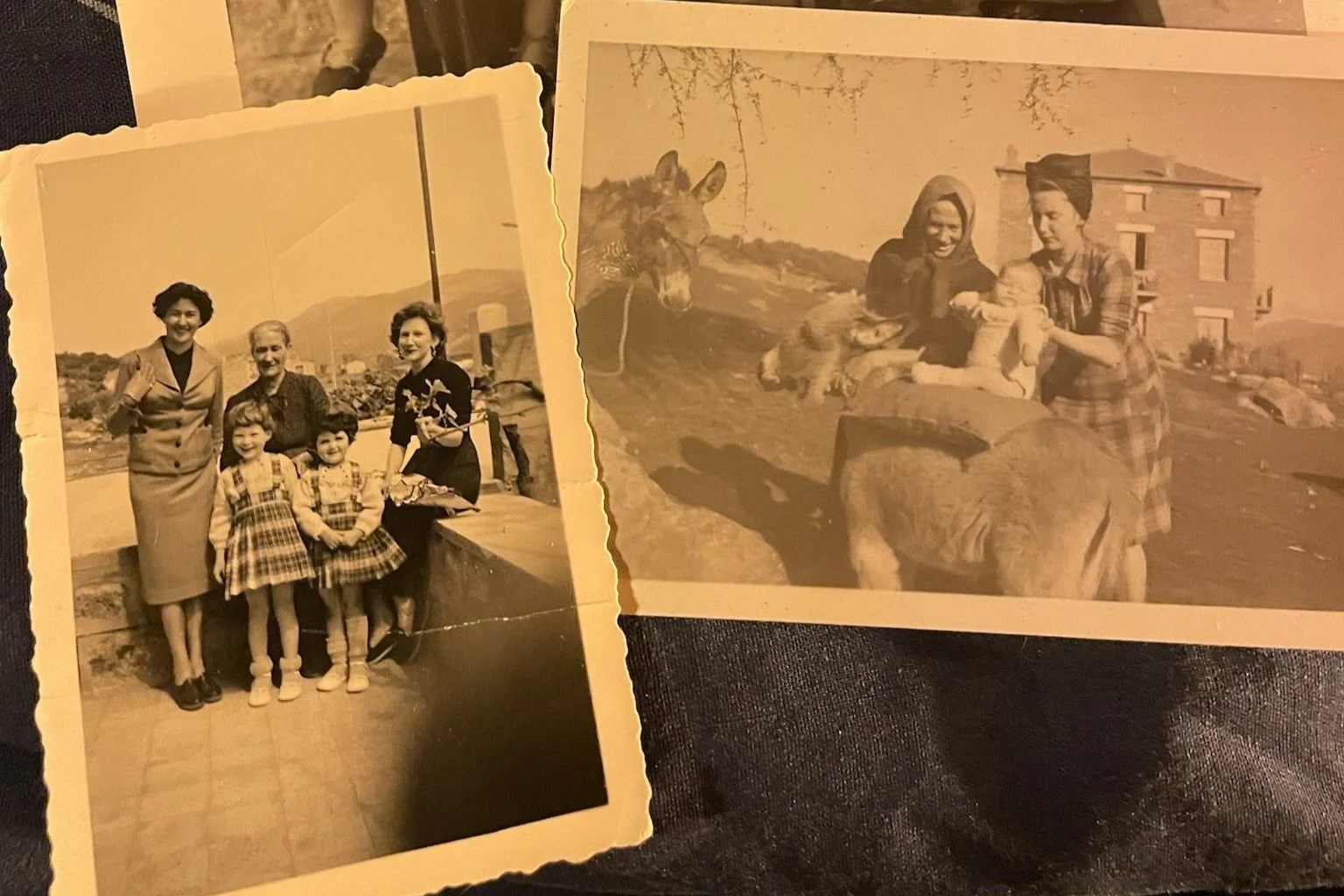 Photos vintage de famille, l'une montrant cinq femmes et deux petites filles posant à l'extérieur, et l'autre montrant deux femmes avec un bébé assis sur un âne, devant une maison en arrière-plan.