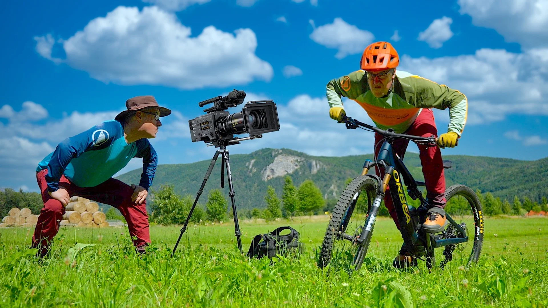 Live dabei beim Videodreh im Grünen mit Kamera und Filmcrew