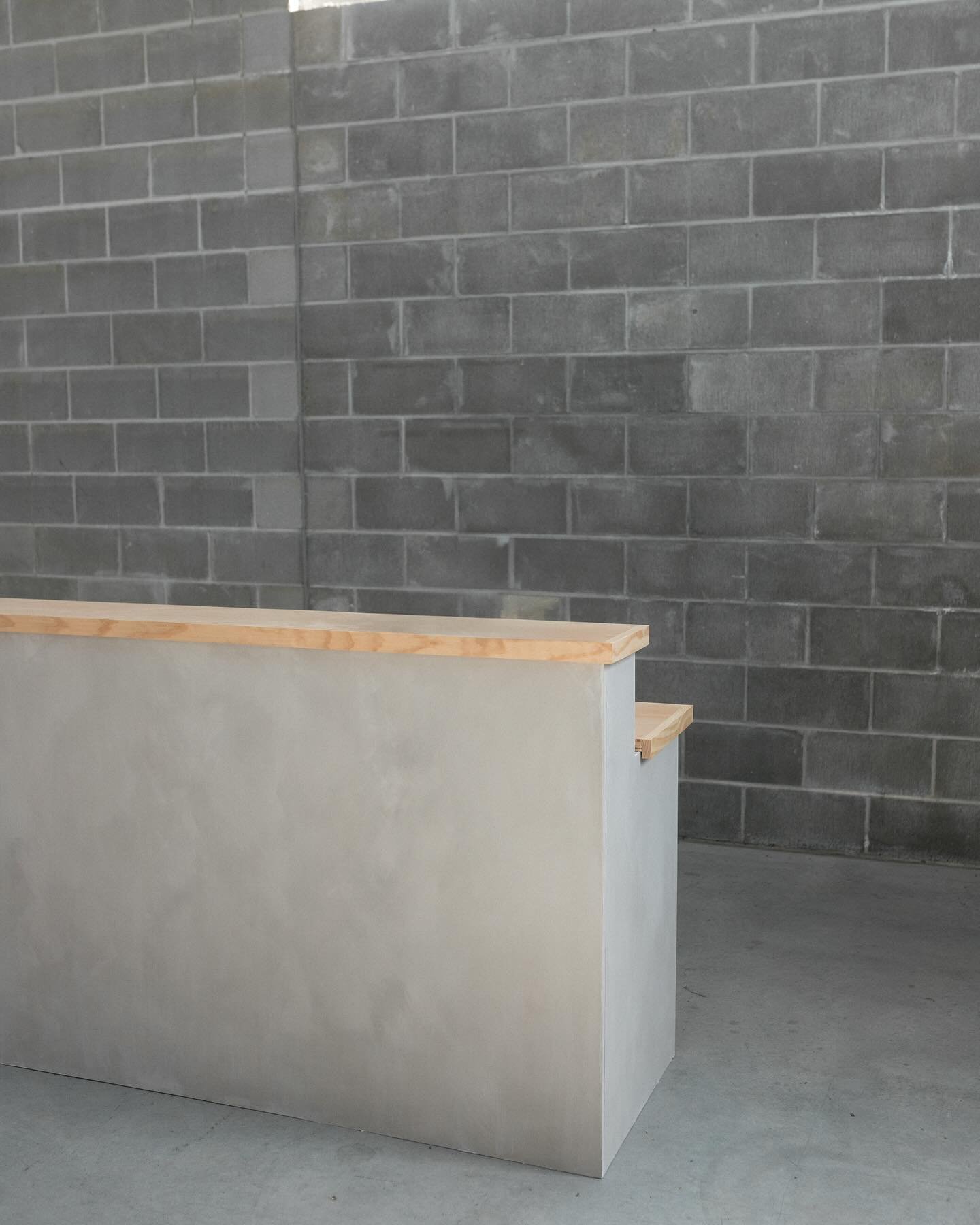 Our new standalone portable bar! She&rsquo;s seven feet, perfectly lime washed in the most gorgeous neutral color and ready to be in your living room, out on your patio or in a venue! We&rsquo;re so excited to finally offer an indoor-friendly bar opt