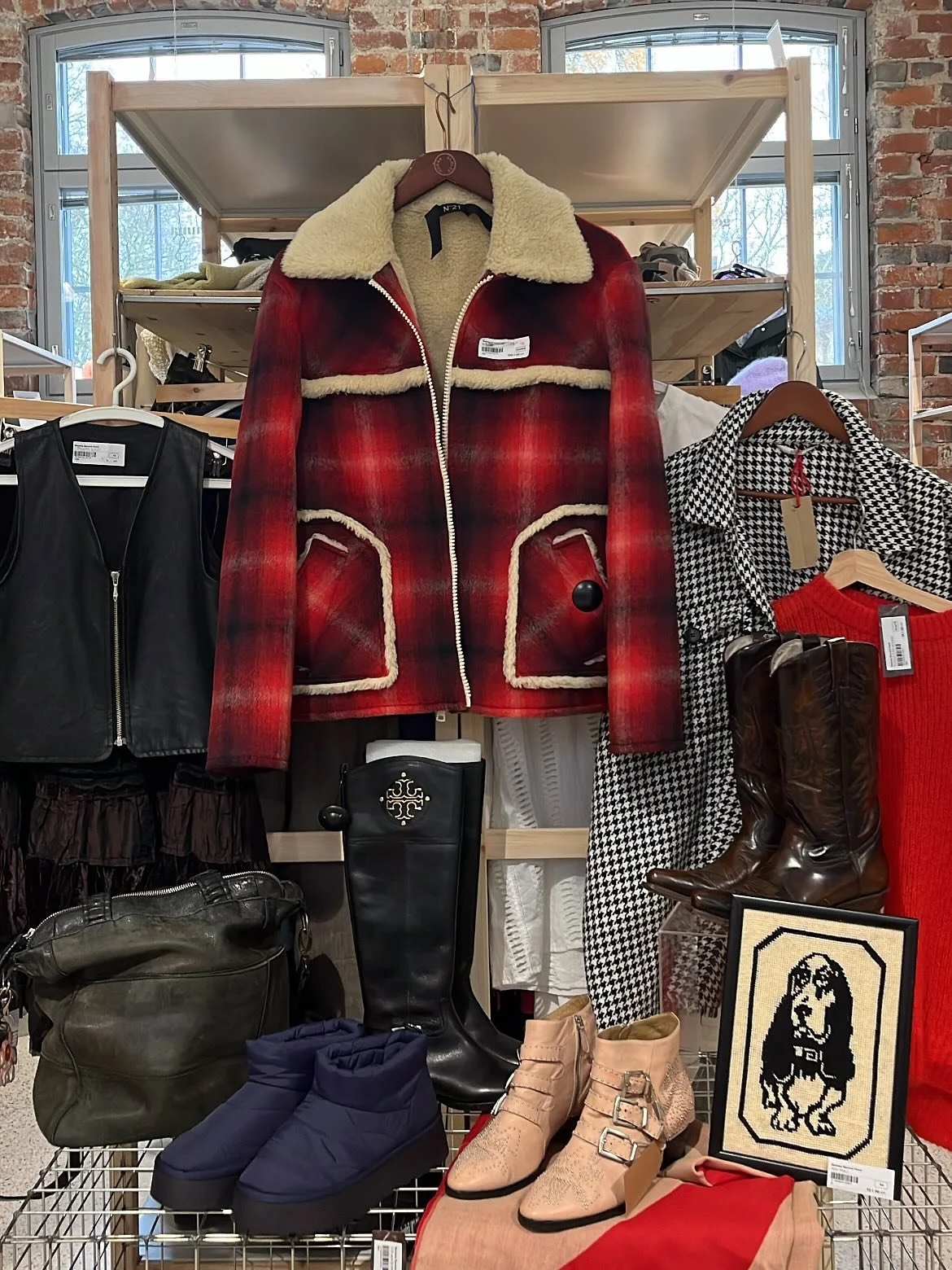 New week, hello november ❄️
Welcome 🧡
Tue-Fri 11-19
Sat 11-16
Sun 12-16

#gemmasecondhand #secondhand #thriftshop #kirppis