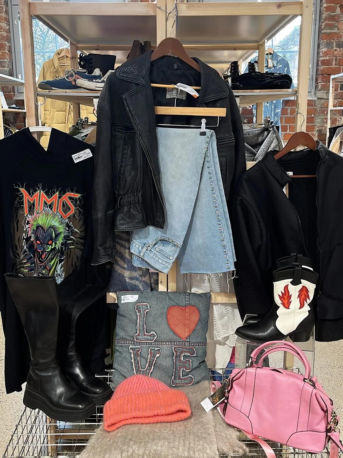 Viimeisi&auml; lokakuun p&auml;ivi&auml; vied&auml;&auml;n 🍁☔️
Rekkej&auml; t&auml;ydennelty syksyisill&auml; aarteilla ja nyt l&ouml;ytyy my&ouml;s mustaa Ratia palaset &amp; lipas sarjaa!

♻️Do It Yourself -myyntijaksoja voi varailla  marras- ja j