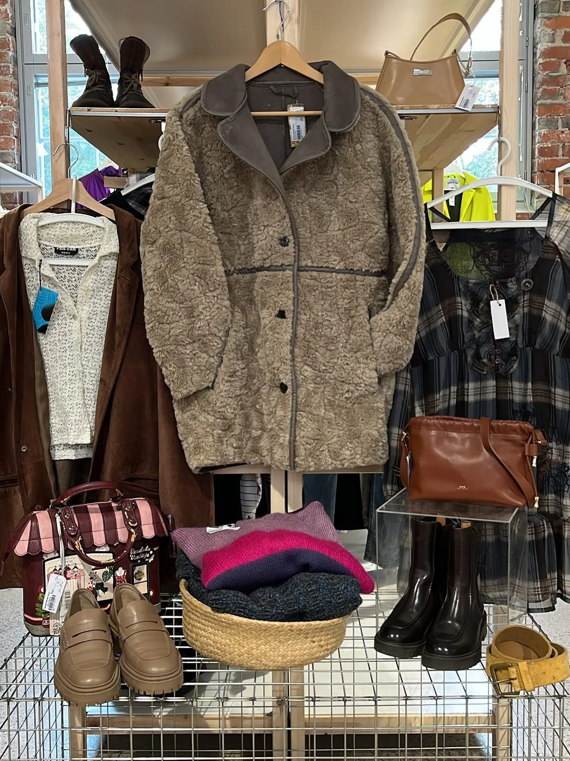 Syksyn s&auml;veli&auml; kohti 🍁🍂

Tervetuloa py&ouml;r&auml;ht&auml;&auml;n!

Syyssesonki on yksi vilkkaimmista myyntisesongeista! Syksyyn ja talveen sopivat vaatteet ja asusteet tekee nyt kauppansa!
Meill&auml; voi my&ouml;s myyd&auml; kodin sisu