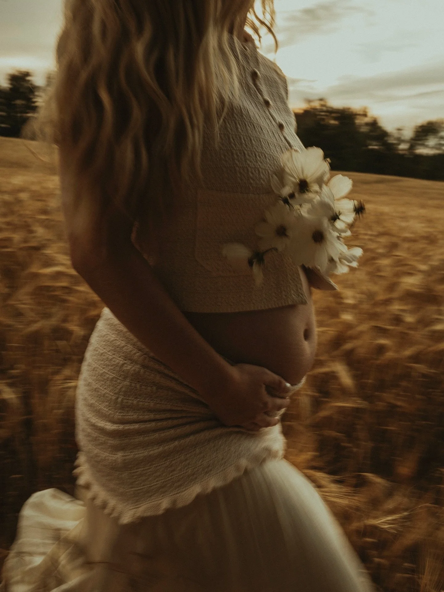 She radiates the golden warmth of a wheat field, her hair dancing in the breeze, her glow as endless and breathtaking as the sky💛🌾