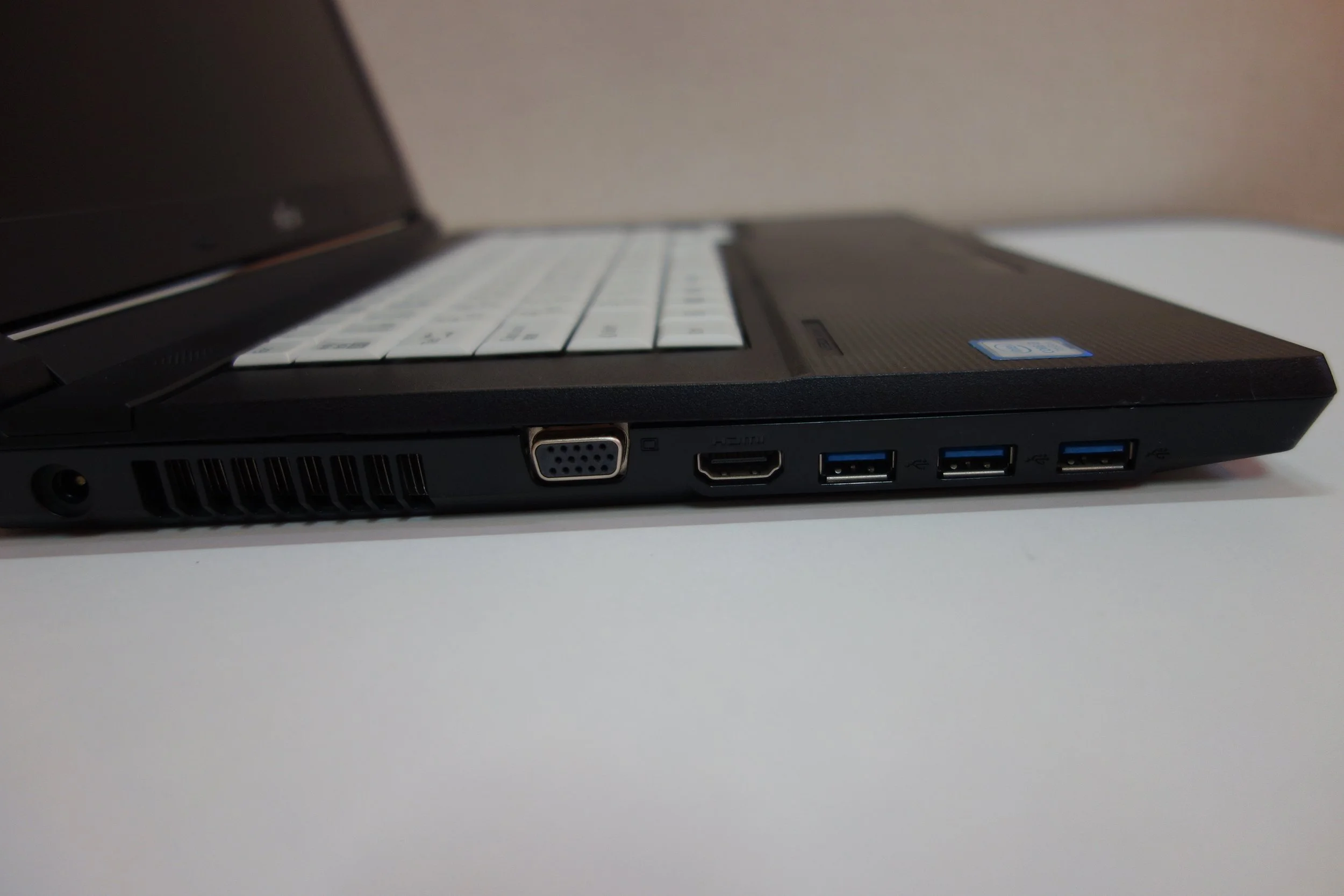  LAN、RGB、HDMI、USB３個 