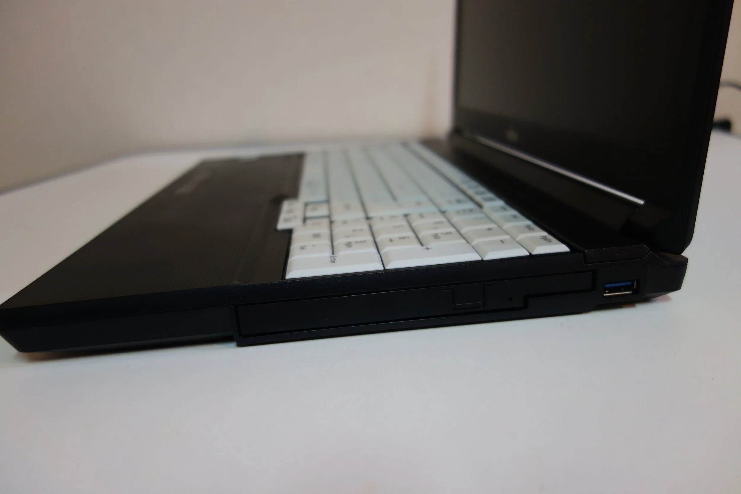  光学ドライブ、USB1個 