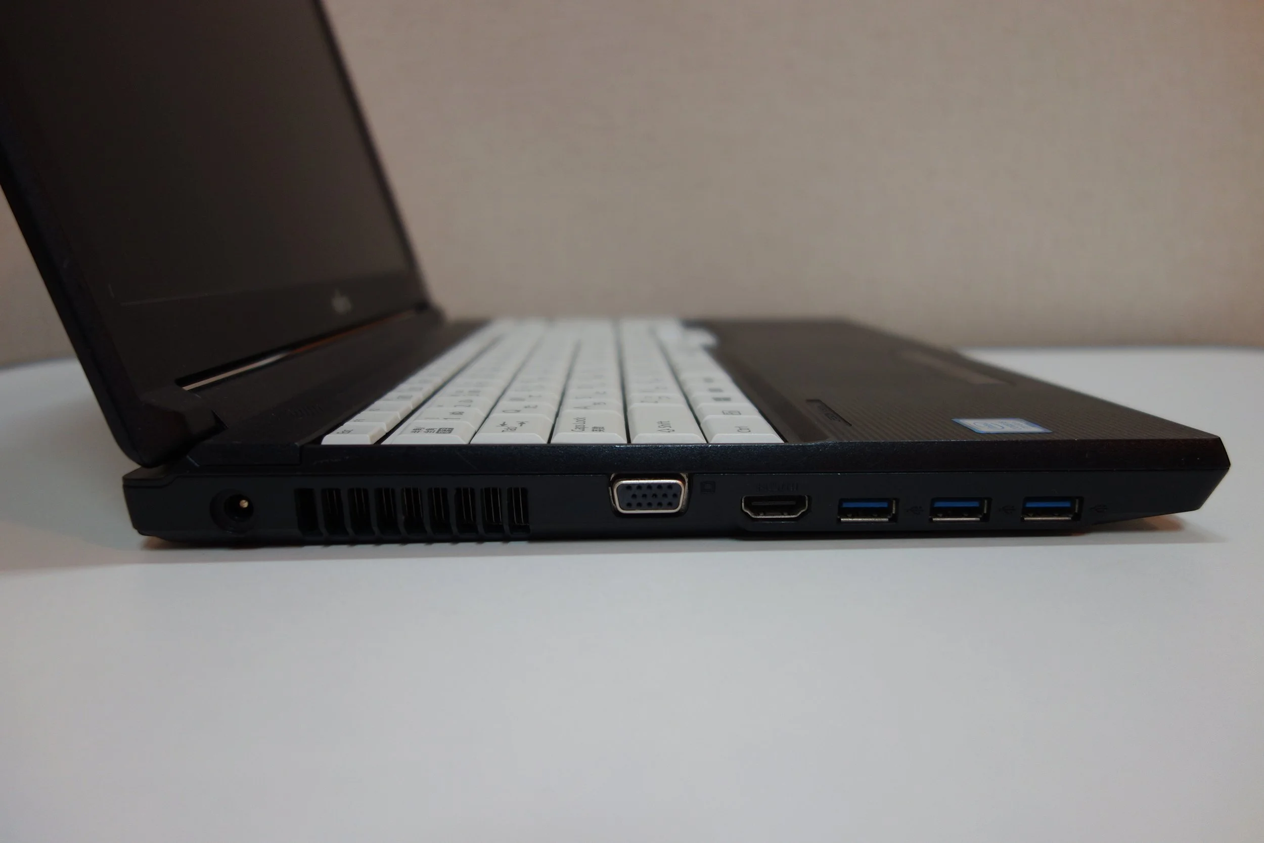  RGB、HDMI、Usb3個 