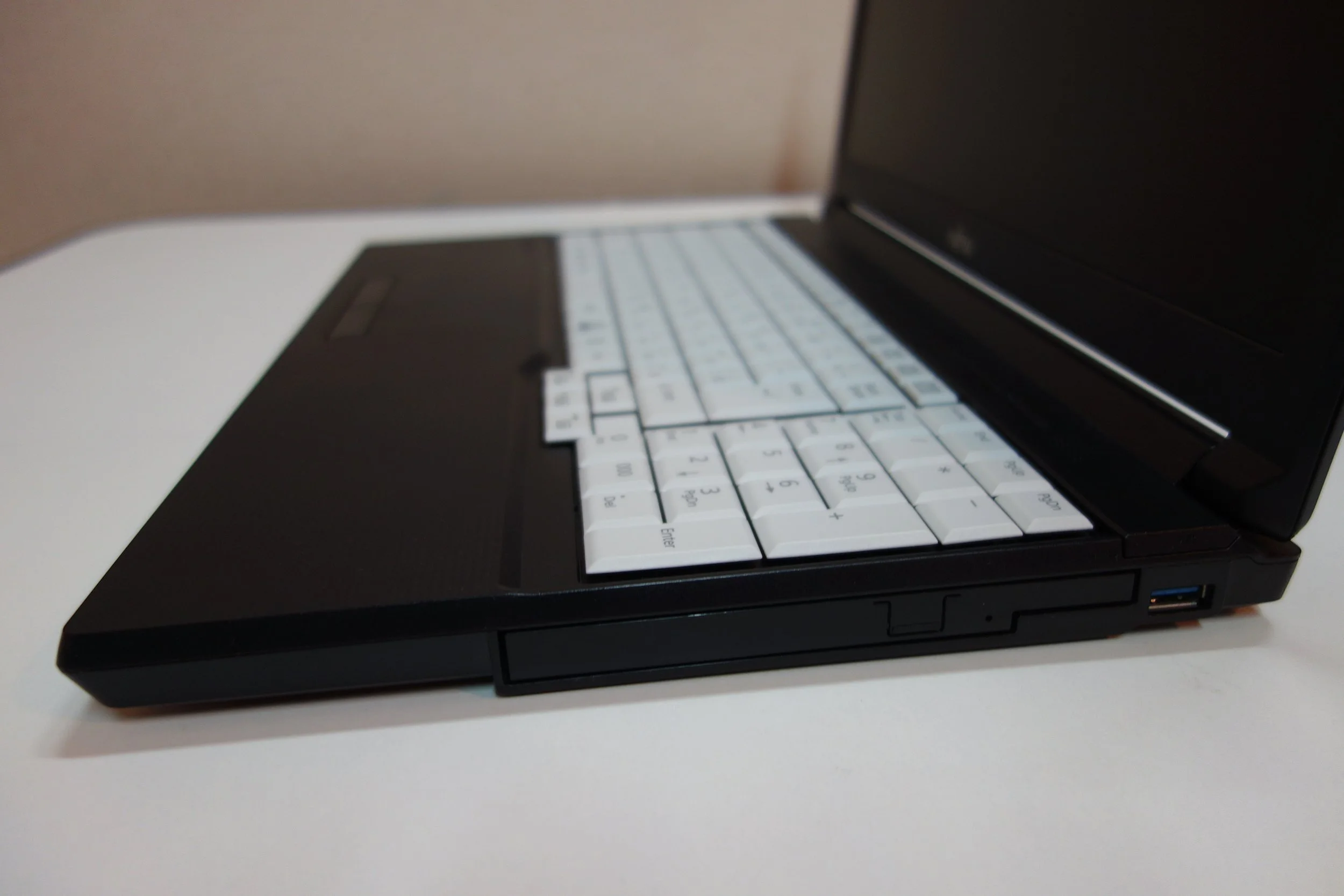  光学ドライブ、USB1個 