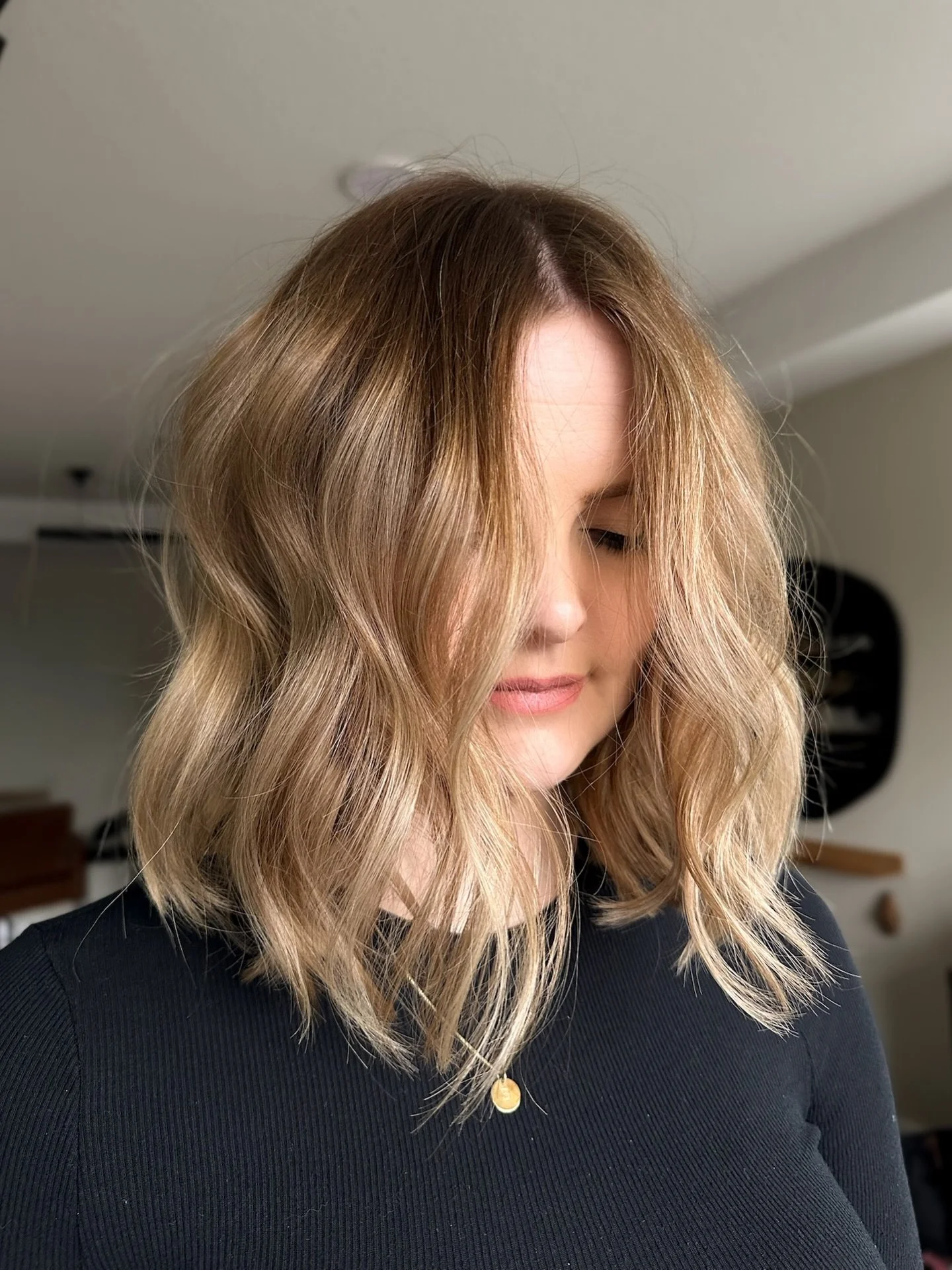 🧑&zwj;🎨 

A soft mix of hand painted balayage and in foil highlights for the perfect custom dimensional colour by @haircreationbybri