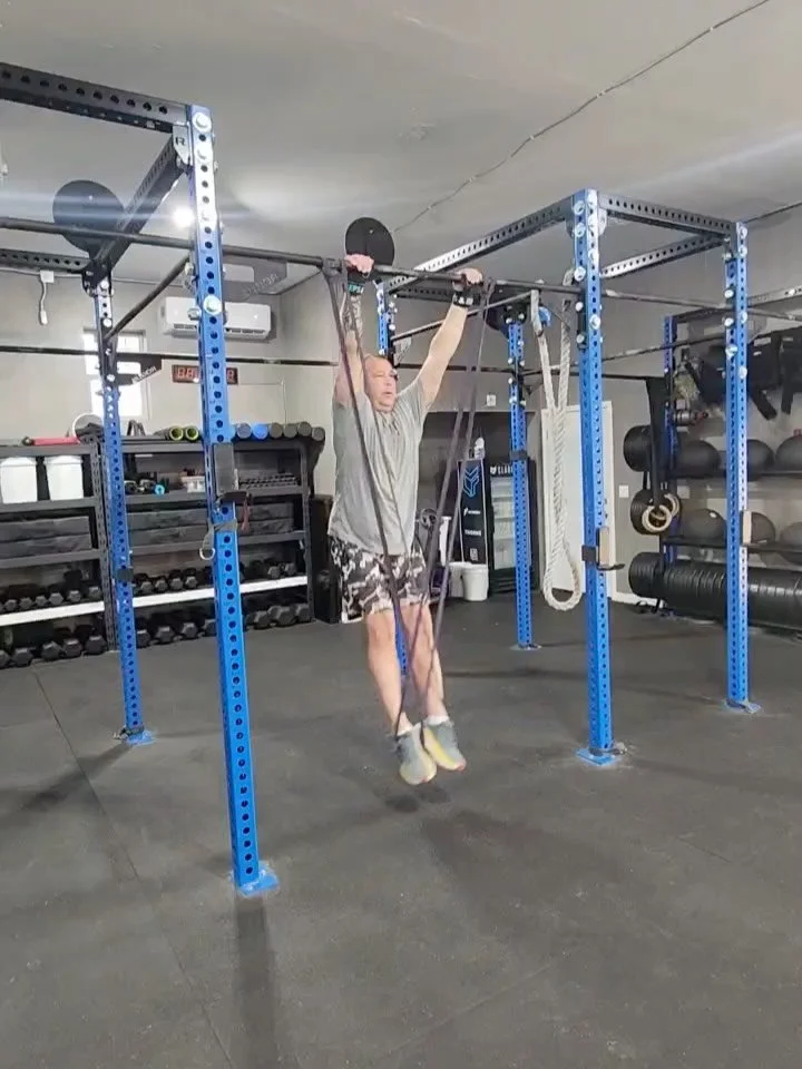 Nothing fires up the coaches chat more than seeing members hit new milestones.

Last month: transformation feature.
This month: banded muscle-ups.

Consistency always wins @rotordoc913 💪

#gymcommunity #fitnessprogress #strongereveryday #gymresults 