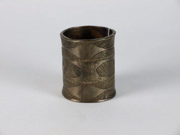 A brass bracelet from Afikpo featuring parallel leaf motifs, collected between 1902 and 1909 by Captain James Harold Dyer during the colonial conquest of Arochukwu. Museum of Vancouver, Canada.