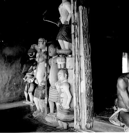 Figures in Obu Abiriba. 📸: G. I. Jones.