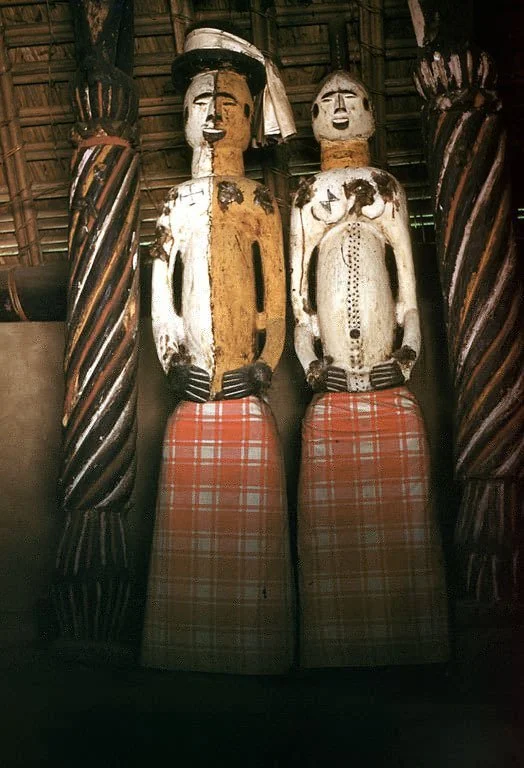 Two ancestral figures, Nne Nkwo and Nnade Nkwo, stand in the Mma Obu (ancestor rest house) of Agbogo Ward, Mgbom Village, Afikpo. 📸: Simon Ottenberg (1951–53), Smithsonian. 
