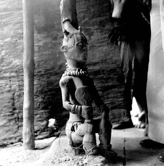 Figure in an ancestral shrine North Ika. 📸: G. I. Jones.