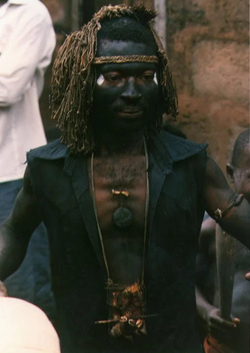 Ohafia dibia (Igbo diviner). 📸: John C McCall, 1992.