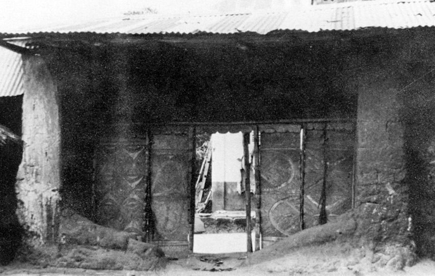 Entrance to a compound in Agukwu Nri. 📸: Nancy C. Neaher, July 1978.